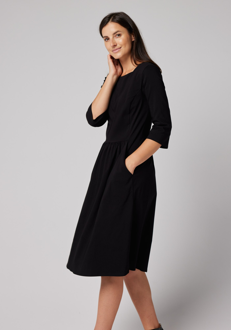 Elegancka czarna odcinana sukienka 1771