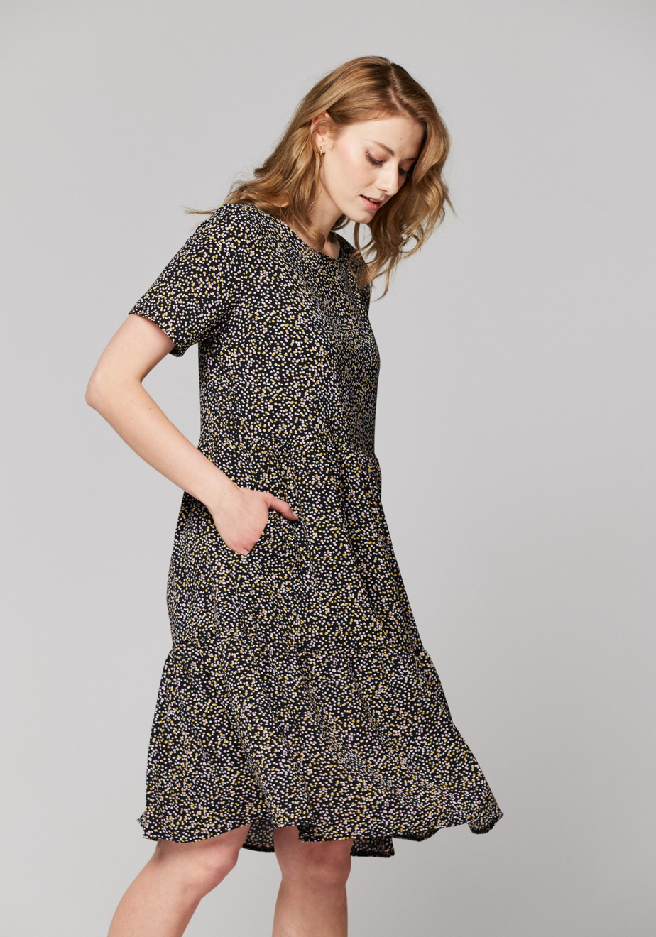 Luźna czarna sukienka w łączkę 1704