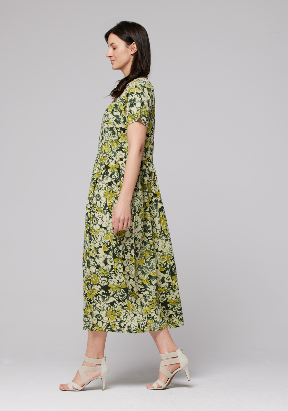 Oliwkowa sukienka z trzech falban 1074