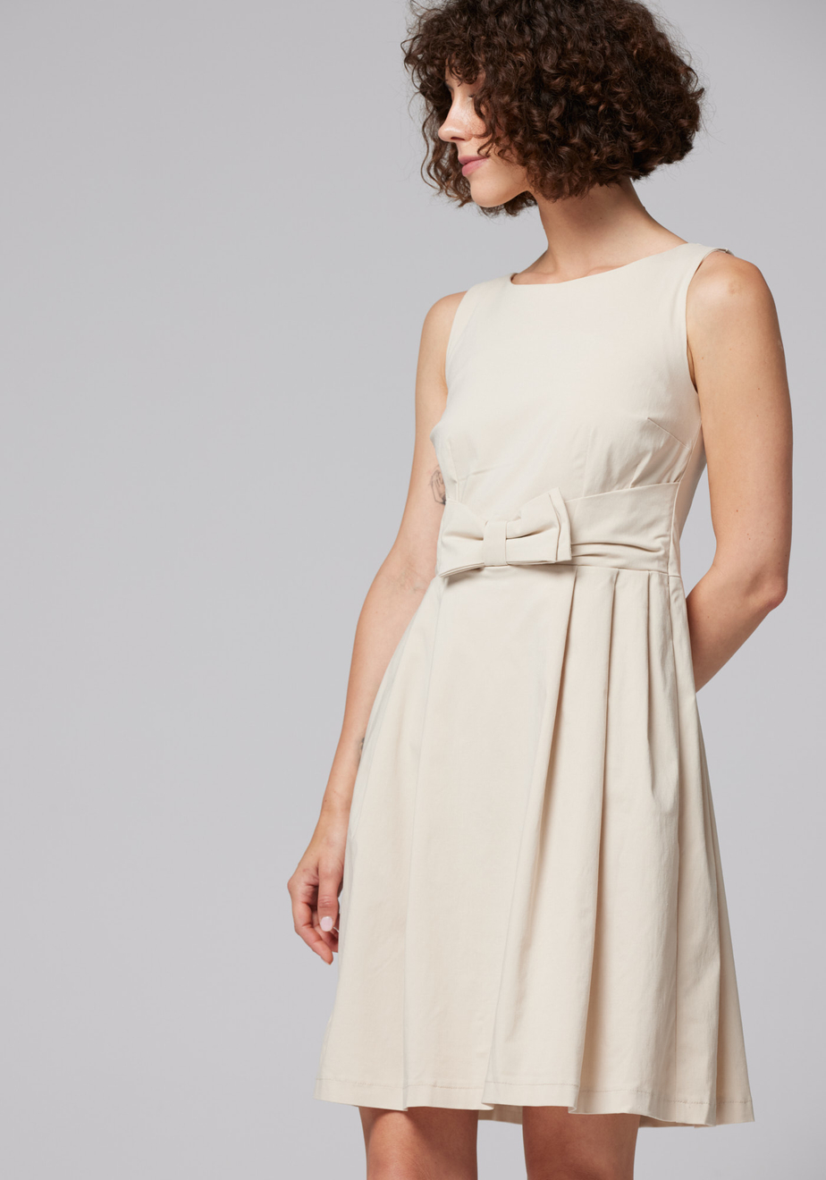 Jasna elegancka sukienka z kokardą 1746